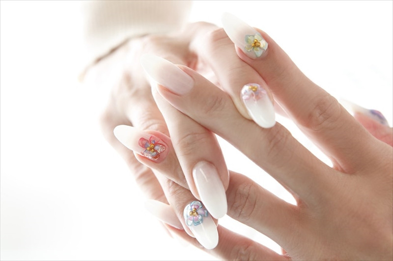 香芝市でジェルネイルを使い透明感のある美しい爪を実現